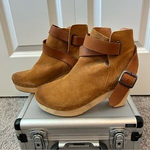 🧡 Free People‎ Buckled Suede Platform Clogs - Size 9